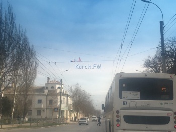 Новости » Общество: Над дорогой в Керчи вешают флажки