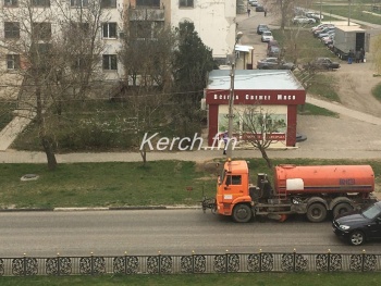 Новости » Общество: В Керчи мыли дорогу под дождем