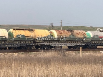 Новости » Общество: Эшелон военной техники стоит в районе переправы в Керчи