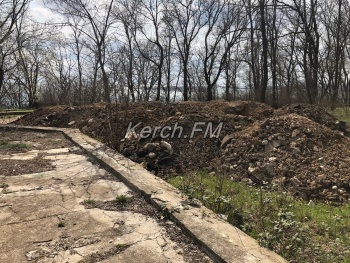 Новости » Общество: В Молодежном парке устроили свалку из грунта и остатков асфальта