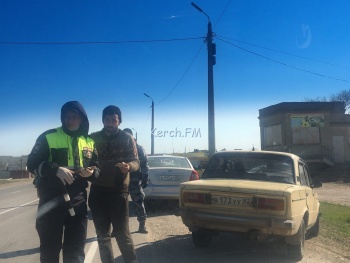 Новости » Общество: Температуру не измеряют: на въезде в Керчь сотрудники ГИБДД проверяют документы у всех водителей