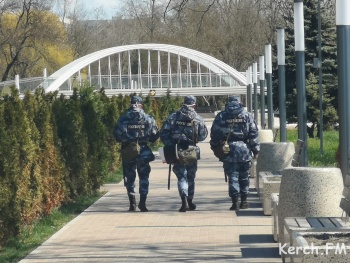 Новости » Общество: Выходной в Керчи: пустые улицы, парки, берег моря – коронавирус