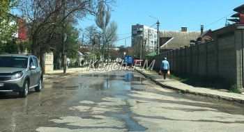 Новости » Общество: На Ульяновых водоканал устраняет порыв водовода