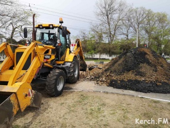 Новости » Коммуналка: Водители, будьте осторожны: водоканал на перекрестке Годыны-Вокзальное ремонтирует коллектор