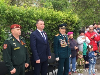 Новости » Общество: В Керчи у дома ветерана на Горького устроили концерт (видео)