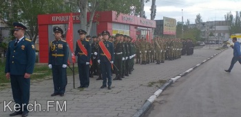 Новости » Общество: Парадные расчеты прошли под окнами ветеранов в Керчи (видео)