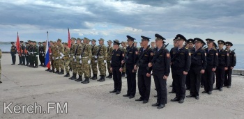 Новости » Общество: Завершающий концерт под окном устроили для женщины-ветерана в Керчи (видео)