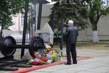 Новости » Общество: В память жертв депортации в Керчи возложили цветы