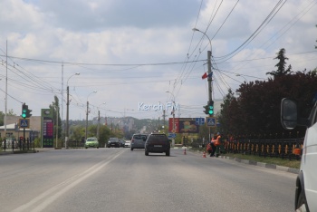 Новости » Общество: В Керчи на Камыш-Бурунском шоссе рабочие красят ограждения