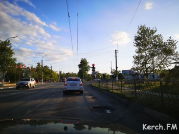 Новости » Общество: Керчане просят  засыпать глубокую яму перед перекрестком