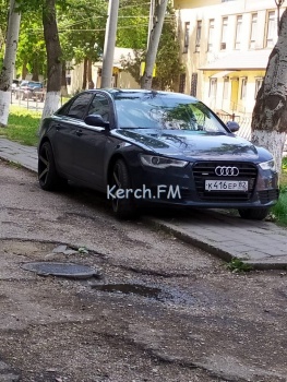 Новости » Общество: Еще один автохам: водители в Керчи паркуют свои авто на тротуарах