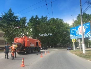 Новости » Общество: На Горького частично перекрыта одна полоса дороги