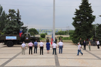 Новости » Общество: Почетный караул, городские власти и несколько керчан стали свидетелями празднования Дня России В Керчи (видео)