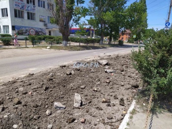 Новости » Общество: Движение затруднено: по Мирошника на дорогу высыпали землю и камни