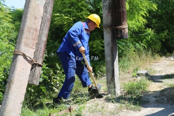 Новости » Общество: В Керчи в переулке 2-й Нагорный бригада КРЭСа меняет опоры