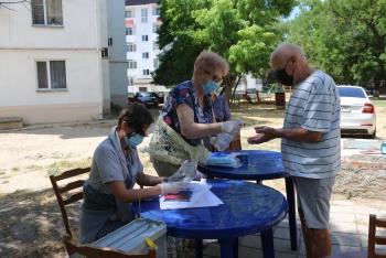 Новости » Общество: Керчане во дворах начали голосовать по поправкам в Конституцию