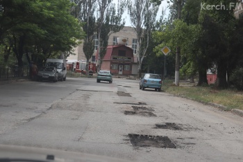 Новости » Общество: За 10 дней дорожного ремонта на Ульяновых в Керчи закатали 10 ям