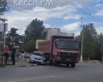 Новости » Криминал и ЧП: Керчане сняли на видеорегистратор момент аварии на Мирошника-Еременко