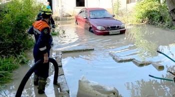 Новости » Общество: Почти месячная норма осадков выпала за ночь на востоке Крыма и в Бахчисарае