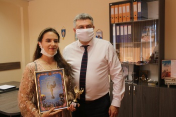 Новости » Общество: В Администрации Керчи поздравили выпускников-медалистов