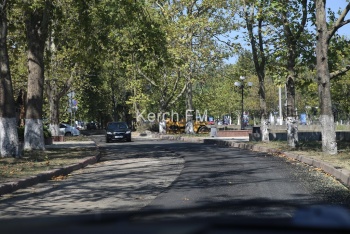 Новости » Общество: На Борзенко рабочие частично уложили выравнивающий слой асфальта