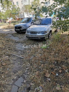 Новости » Общество: Проблема с парковками в районе центрального рынка в Керчи не решена?