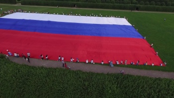 Новости » Общество: В Керчи развернут самый большой флаг России