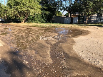 Новости » Общество: В Аршинцево пять дней чистая вода заливает улицы