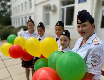 Новости » Общество: Юные керчане и сотрудники Госавтоинспекции провели акцию «Мы за безопасность на дорогах»