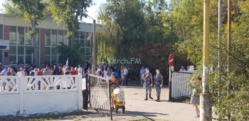 Новости » Общество: В керченской школе №2 прозвенел первый звонок