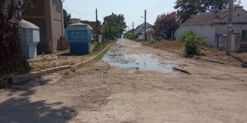 Новости » Общество: В Аршинцево снова чистая вода течет по дороге