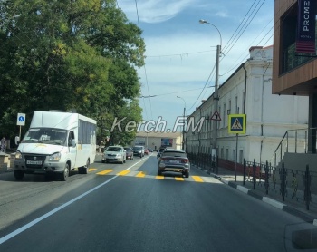 Новости » Общество: В центре Керчи обновляют разметку на пешеходных переходах