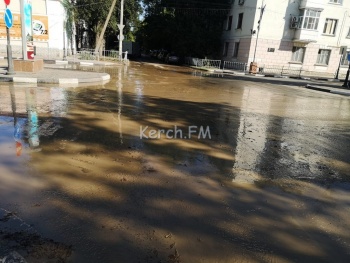 Новости » Общество: На Курсантов произошел порыв водовода