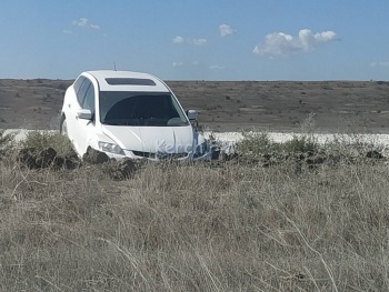 Новости » Криминал и ЧП: По дороге в Курортное «Mazda» вылетела с дороги