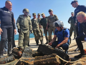 Новости » Общество: С затонувшего теплохода в Крыму подняли 8500 единиц взрывчатки