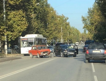 Новости » Криминал и ЧП: На Генерала Петрова столкнулись «ВАЗ» и «Volkswagen»