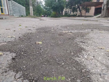 Новости » Общество: Ямы на дороге к детской больнице в Керчи засыпали керчане