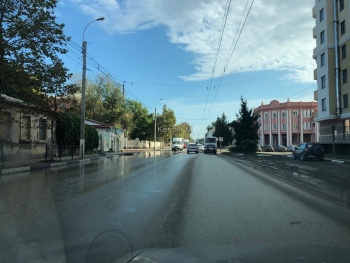 Новости » Общество: На ул. Свердлова второй день по дороге течет чистая вода