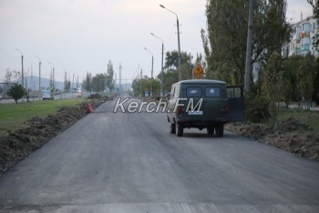 Новости » Общество: В Керчи асфальтируют дублер дороги по Буденного