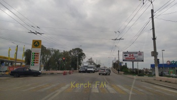 Новости » Общество: На Горьковском мосту в Керчи затруднено движение