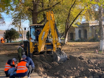 Новости » Общество: Около сквера «Аленка» в Керчи начали благоустраивать территорию