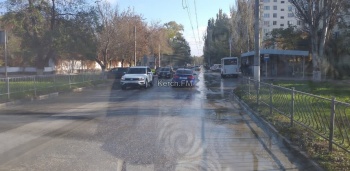 Новости » Общество: Дорога по Вокзальному шоссе залита чистой водой