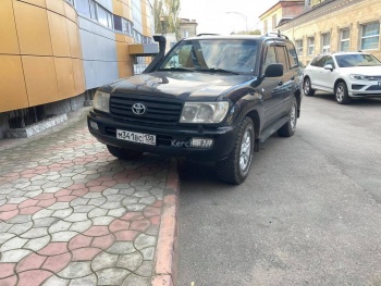 Новости » Общество: Водители в Керчи продолжают парковать свои авто на тротуарах