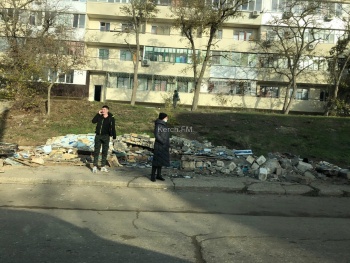 Новости » Общество: Еще несколько каменных остановок убрали в Аршинцево