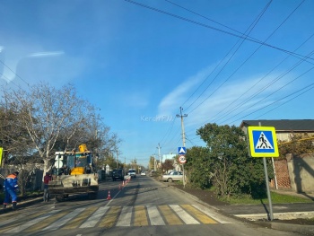 Новости » Общество: В Керчи на Фрунзе установили «лежачий полицейский»