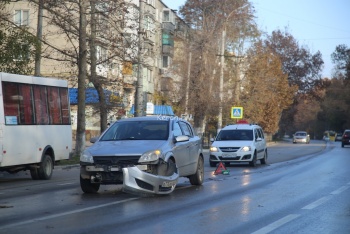 Новости » Общество: На Горького столкнулись «Opel» и «Lada»