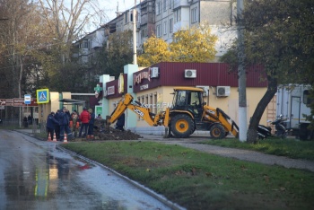 Новости » Общество: На АТС водоканал устраняет течь