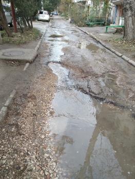 Новости » Общество: Керчане жалуются на реки чистой воды в разных районах города