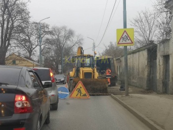 Новости » Общество: На Чкалова в Керчи второй день пробки на дороге из-за ремонта колодца