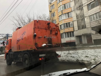 Новости » Общество: В Керчи чистят дороги после снега